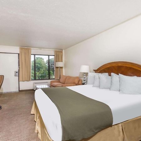 Days Inn By Wyndham Bedford Eksteriør bilde